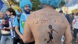 Napoli: tra i tifosi parrucche, disegni e scritte: "Come lo dico a nonno?"