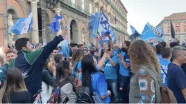 Countdown per Udinese-Napoli: così i tifosi azzurri a piazza Plebiscito