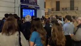 Napoli, tifosi in strada a vedere la partita: parte il coro per Di Lorenzo