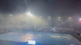 Lacrime e gioia sulle note di Pino Daniele: al Maradona si canta 'Napule è'