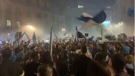 Ondata azzurra a Napoli: piazza Trieste e Trento stracolma