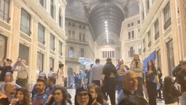 Napoli, anche Galleria Umberto si tinge d'azzurro per lo Scudetto
