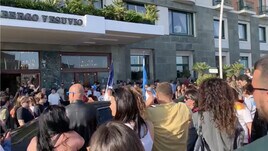 Napoli: attesa per De Laurentiis, poi la sorpresa. La reazione da ridere