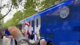 Inter, la folla nerazzurra attende il passaggio del pullman