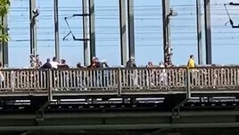 Bayer-Roma, i tifosi giallorossi sul ponte di Colonia