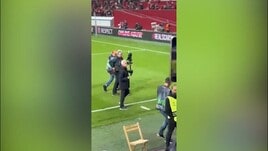 Mourinho al settimo cielo a Leverkusen: il suo show con i tifosi