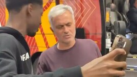 Roma, il grande gesto di Mourinho al tifoso fa impazzire il web