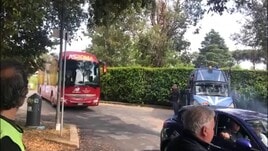 Mourinho e i giocatori lasciano Trigoria, tifosi in delirio verso l’Olimpico