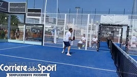Totti re del padel: ecco l'incredibile colpo che ha lasciato Ferrara senza parole