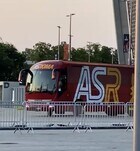 Roma a Budapest, guarda il pullman giallorosso alla Puskas Arena