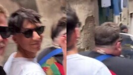 Il cantante Ultimo a Napoli sullo scooter in 3 e senza casco