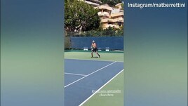 Tennis, Berrettini si allena e "sfotte" coach Santopadre