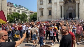 Sfida tra tifosi della Roma e del Siviglia davanti alla coppa: ecco la guerra dei cori