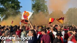 Roma, tifosi in delirio: ecco il corteo della Curva Sud verso la Puskas Arena