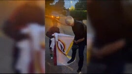 Mourinho cuore d’oro: dopo la finale regala la maglia a un piccolo tifoso