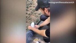 Locatelli allaccia le scarpe al figlio