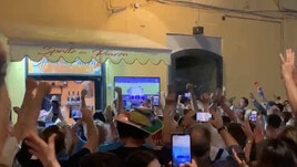 Napoli, premiazione vista in strada: ovazioni per Osimhen, Spalletti e Di Lorenzo