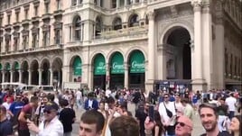 Piazza Duomo, la carica dei tifosi interisti