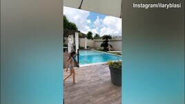 Ilary Blasi, piscina e pranzo con amici