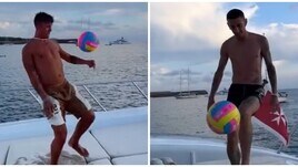 Dybala e Di Maria palleggiano, che spettacolo in barca