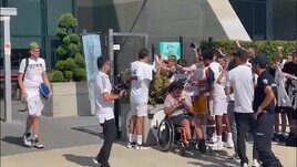 Juve, tifosi pazzi per Chiesa: le immagini