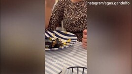 Lady Martinez a cena fa...la scarpetta!