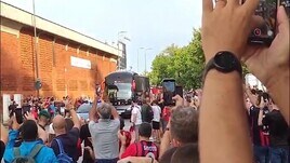 Milan-Torino, che accoglienza per il pullman rossonero!