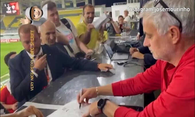 Il grande gesto di Mou verso i tifosi dello Sheriff