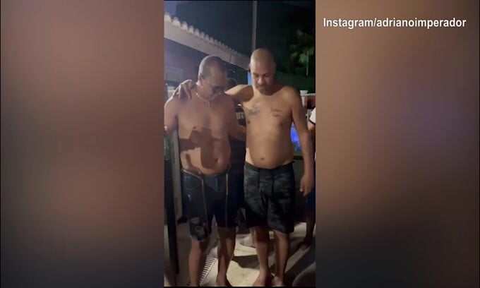 Il ballo della 'panza': Adriano l'Imperatore si scatena