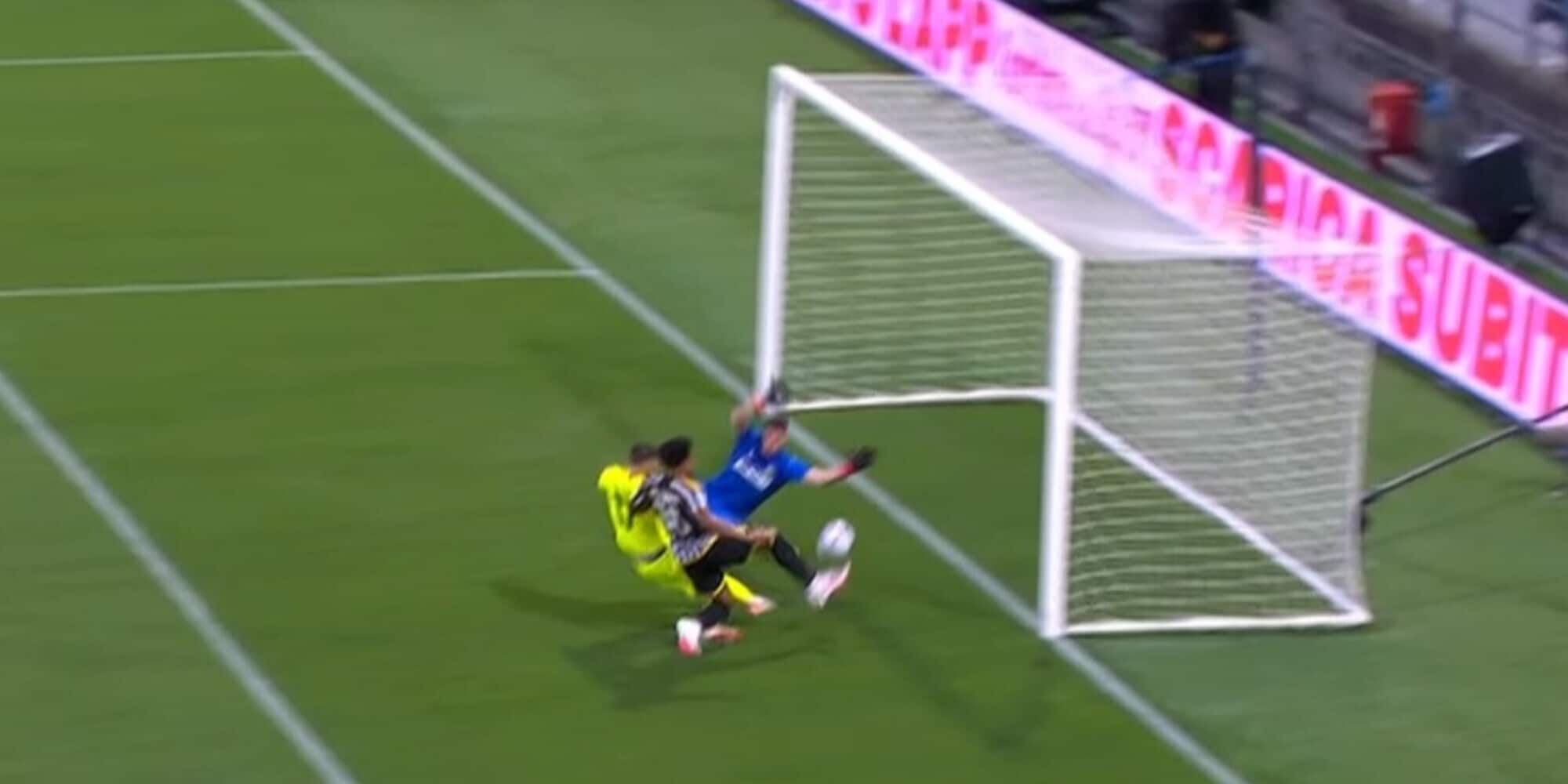 Il clamoroso autogol di Viña in Sassuolo-Juve: la rete in scivolata