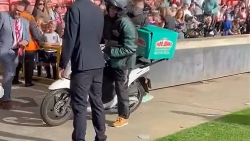 Incredibile in Inghilterra: pizze consegnate in campo