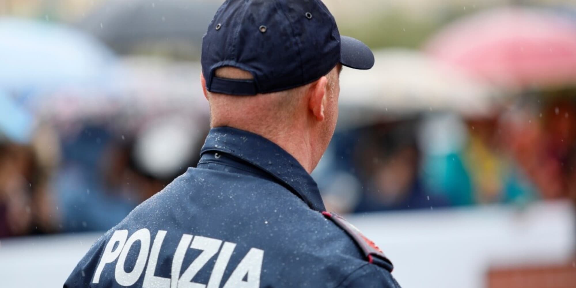 Mamma in scooter coi due figli e senza patente: 7mila euro di multa