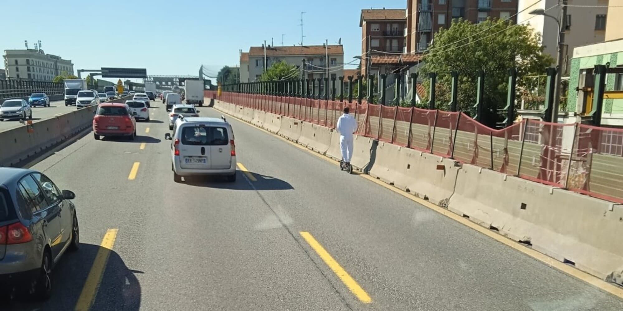 In monopattino sull'autostrada a 50 km/h: scatena le polemiche