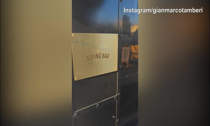 Tamberi si rifiuta di entrare...in un bar