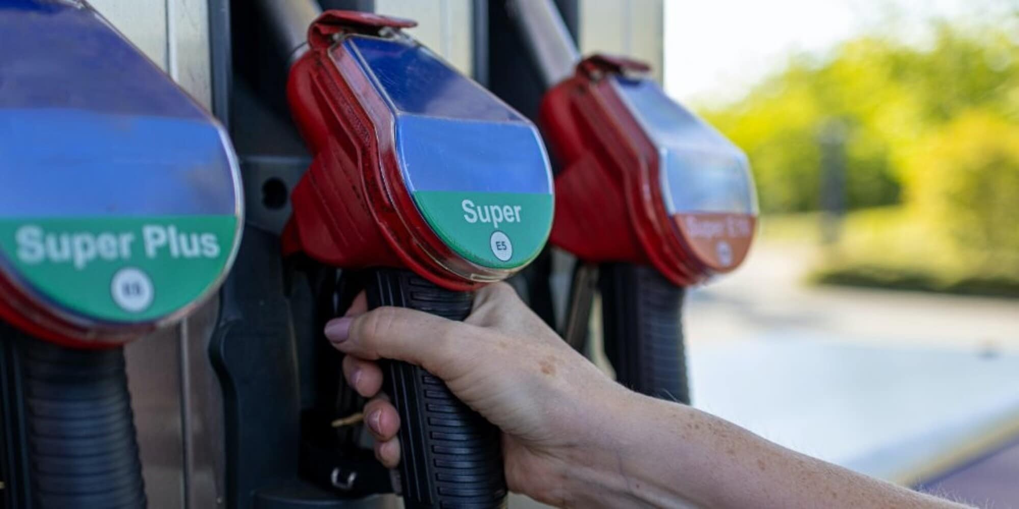 Benzina, leggero ribasso: ora al self a 1,999 euro/litro