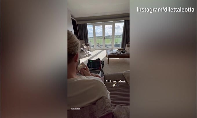 Latte alla piccolina e musica: ecco Karius versione papà