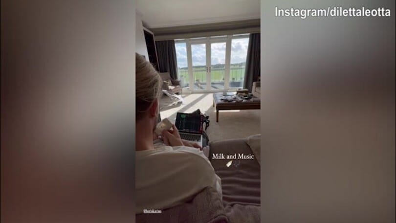 Latte alla piccolina e musica: ecco Karius versione papà
