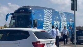Il pullman del Napoli arriva a Lecce: l'accoglienza dei tifosi