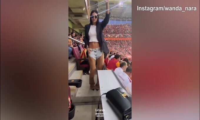 Galatasaray in campo, le sorelle Nara scatenate in tribuna