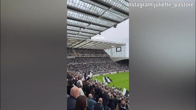 Tonali entra in campo, ovazione dei tifosi del Newcastle