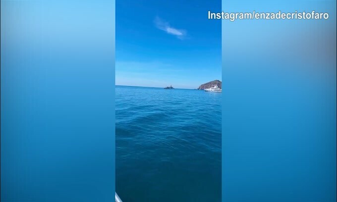 Lady D'Ambrosio si gode il mare in barca...
