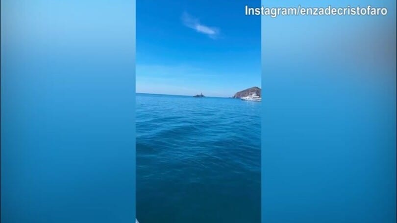 Lady D'Ambrosio si gode il mare in barca...