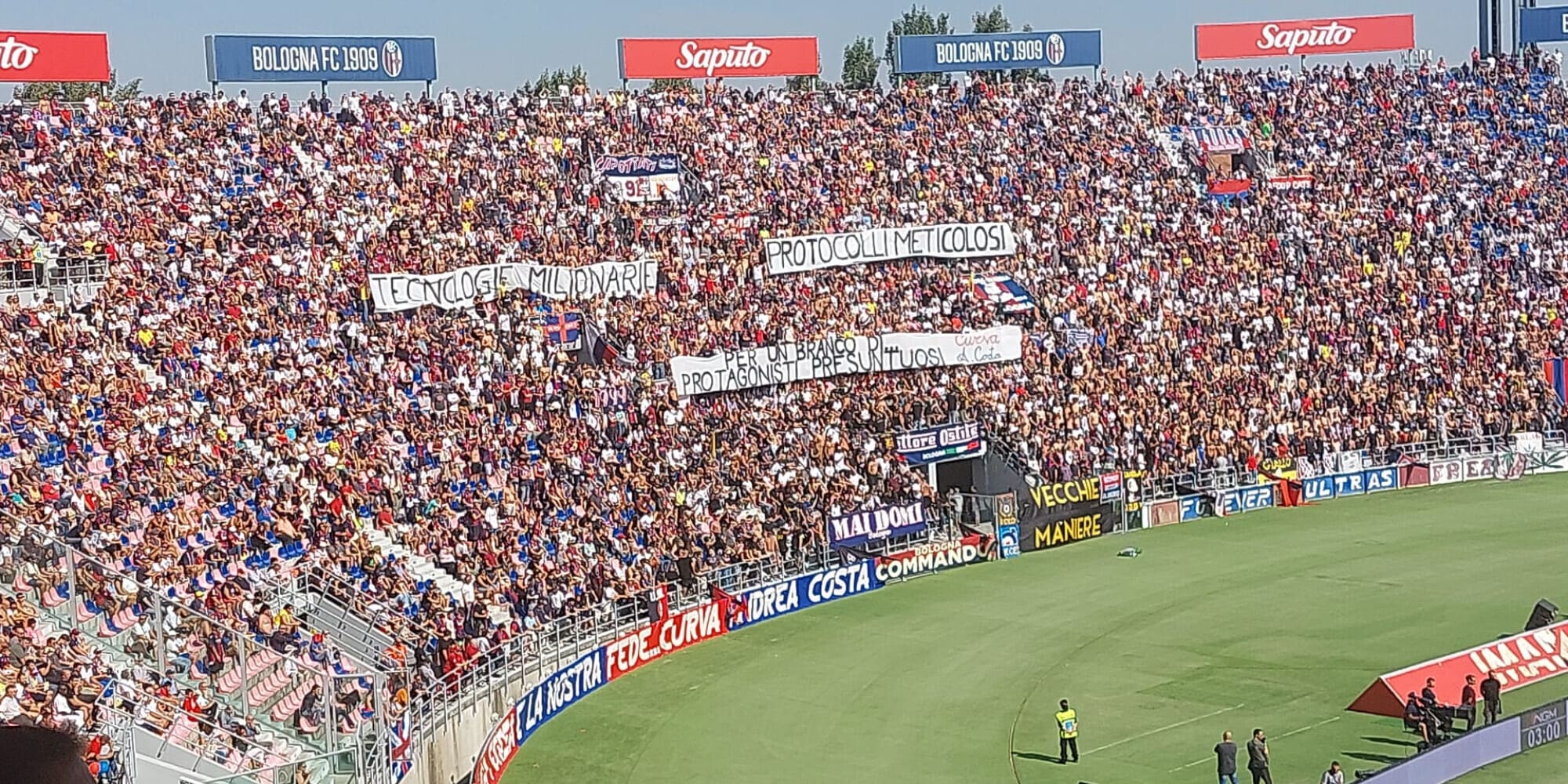 Bologna, la protesta contro gli arbitri continua in Curva