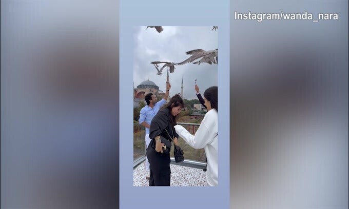 Wanda e Zaira Nara attaccate da...uno stormo di uccelli