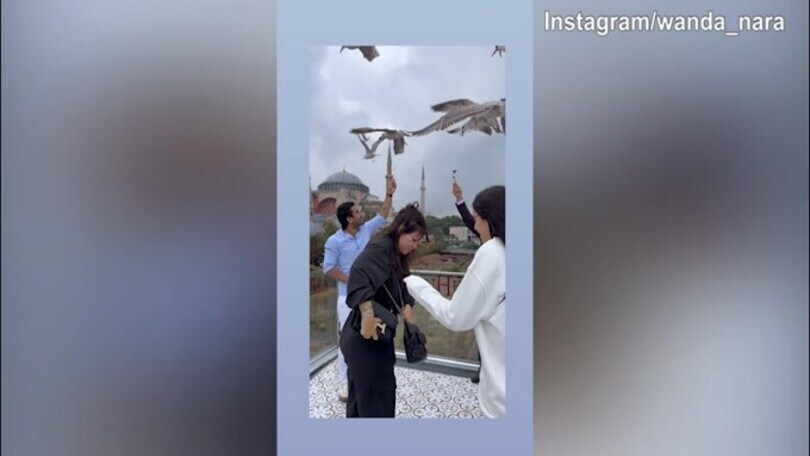 Wanda e Zaira Nara attaccate da...uno stormo di uccelli