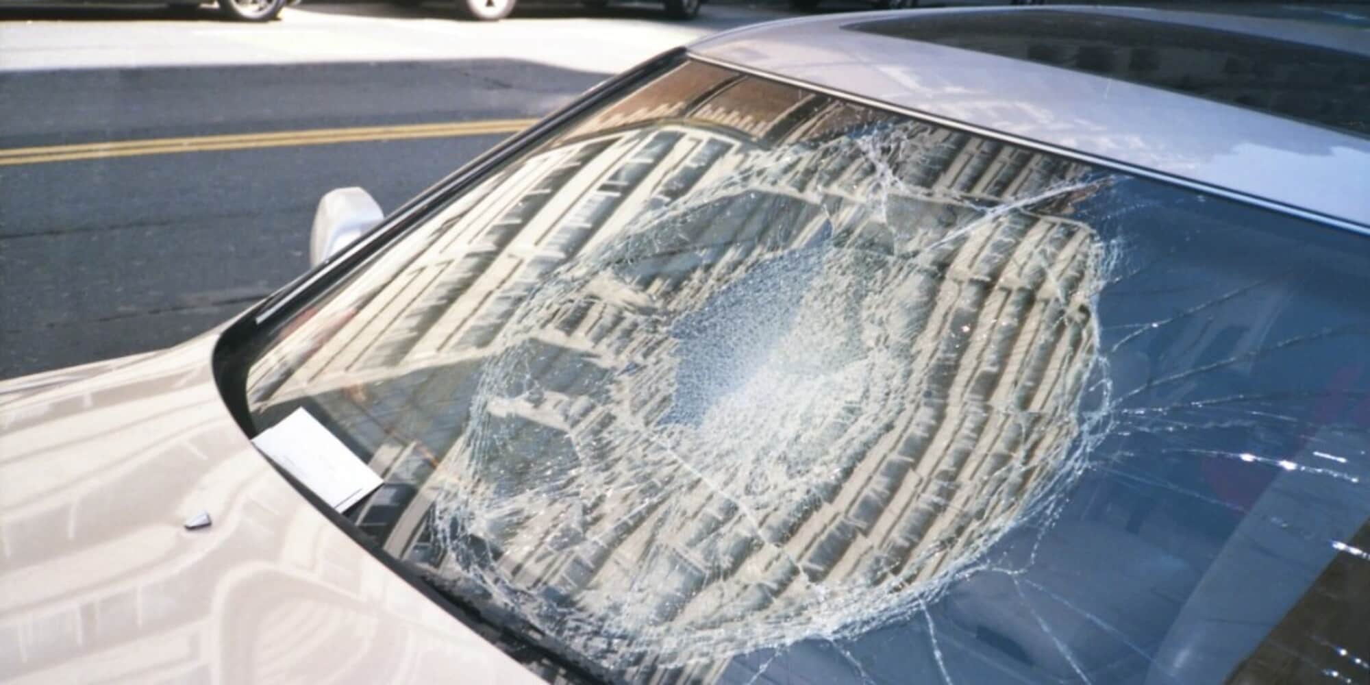 Sorpresa mattutina: trova l'auto con il finestrino distrutto, poi denuncia