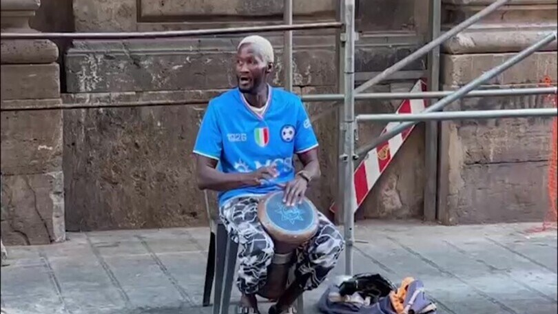 "Sarò con te" accende le vie di Napoli: suona un tifoso speciale