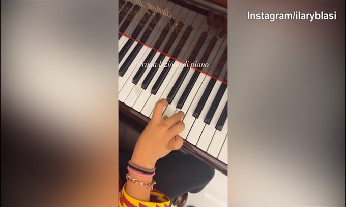 Isabel Totti, prima lezione di piano