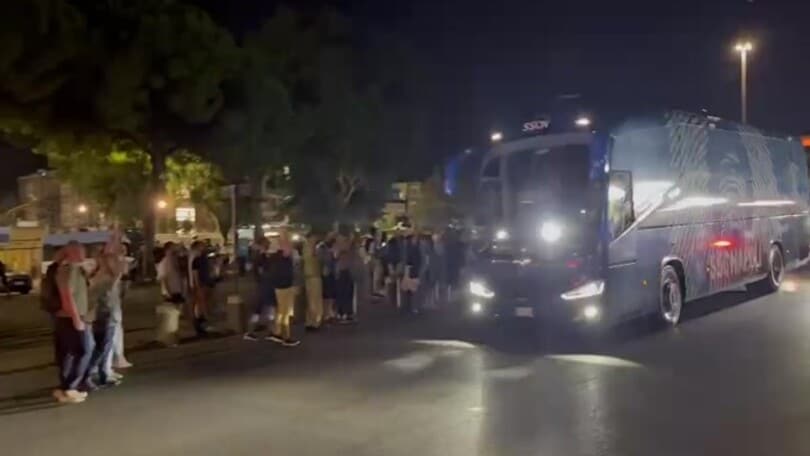 Champions, l'arrivo del pullman del Napoli allo stadio