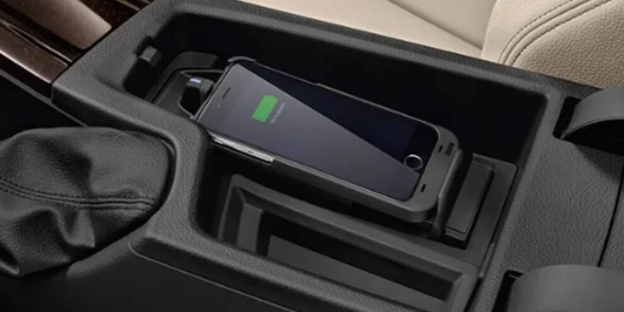 La BMW "frigge" l'iPhone 15: cosa succede quando lo si ricarica